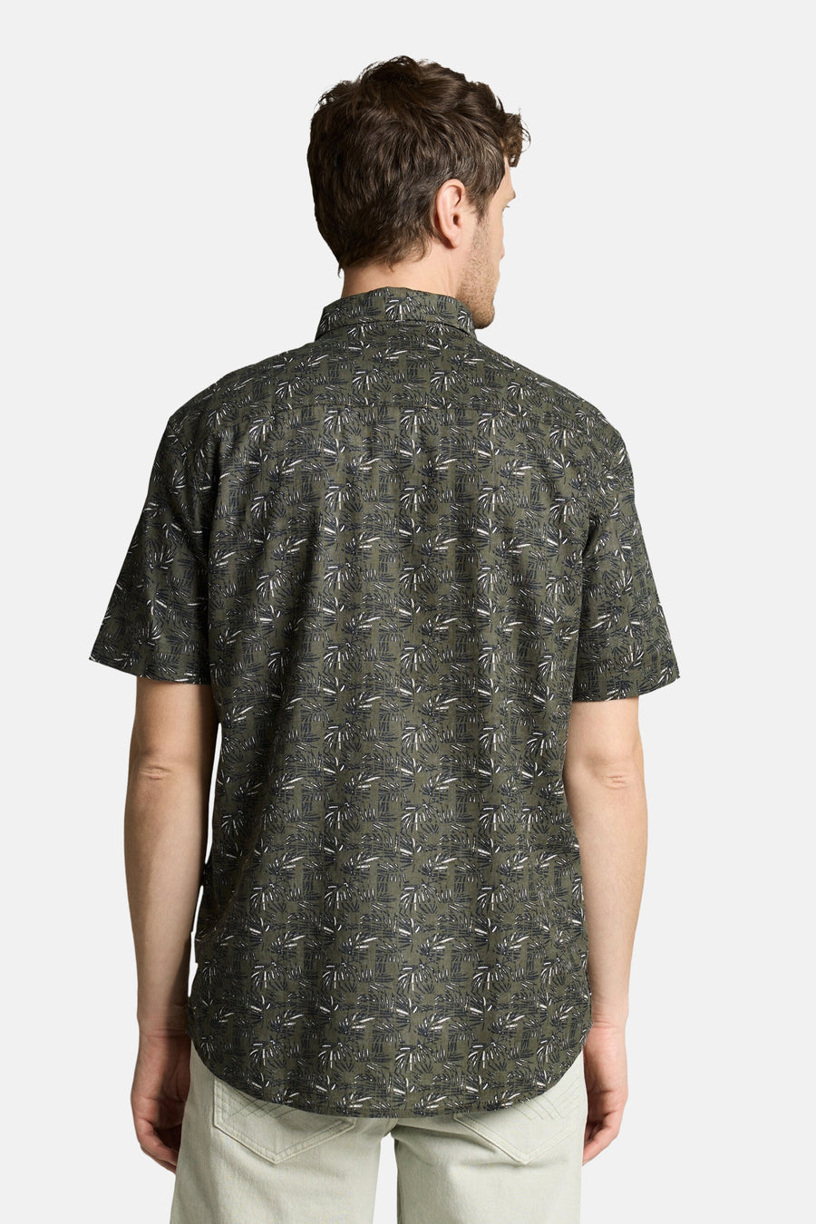 Chemise à manches courtes verte de Tom Tailor à motif de feuilles bicolore, vue de dos.