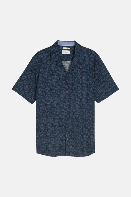 Chemise bleue à manches courtes de Tom Tailor, avec un motif géométrique abstrait sur l'ensemble.