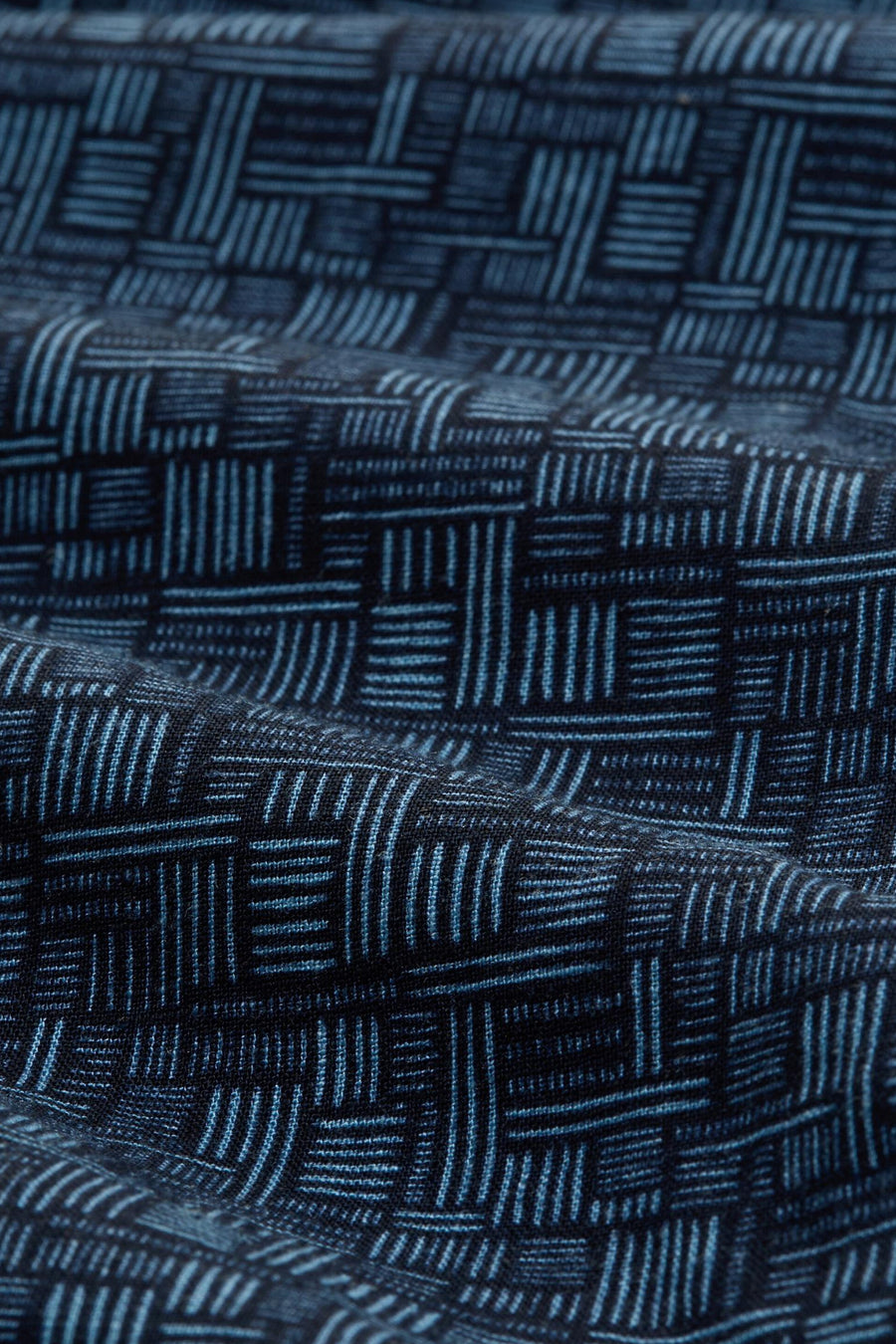 Chemise à manches courtes bleue de Tom Tailor, avec un motif tissé texturé et des plis doux.