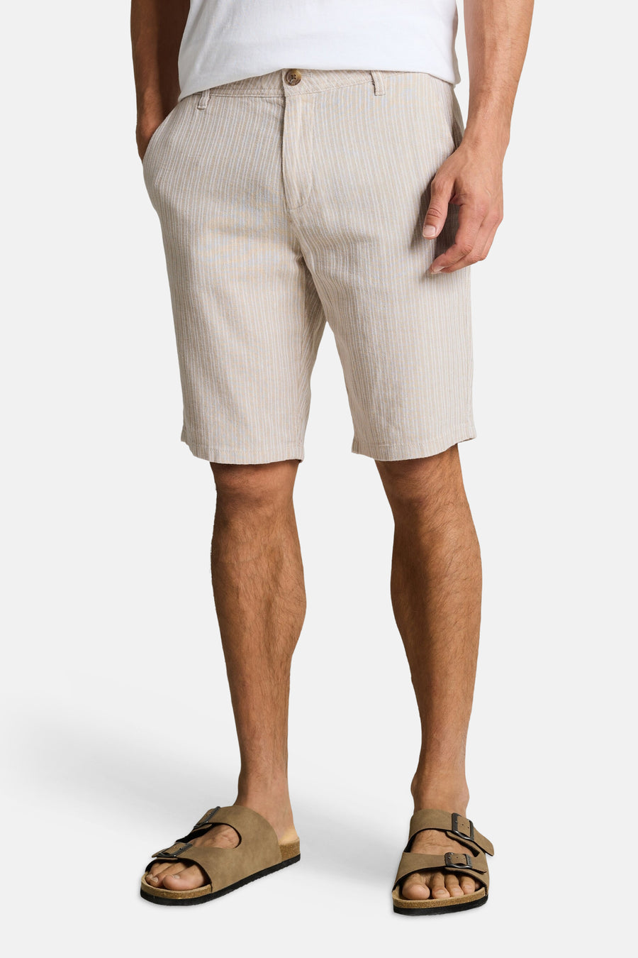 Bermuda beige par Tom Tailor, avec motif rayé vertical et porté avec des sandales marron.
