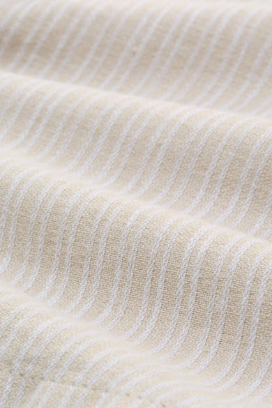 Bermuda beige par Tom Tailor, avec un motif rayé et une texture de tissu froissé.