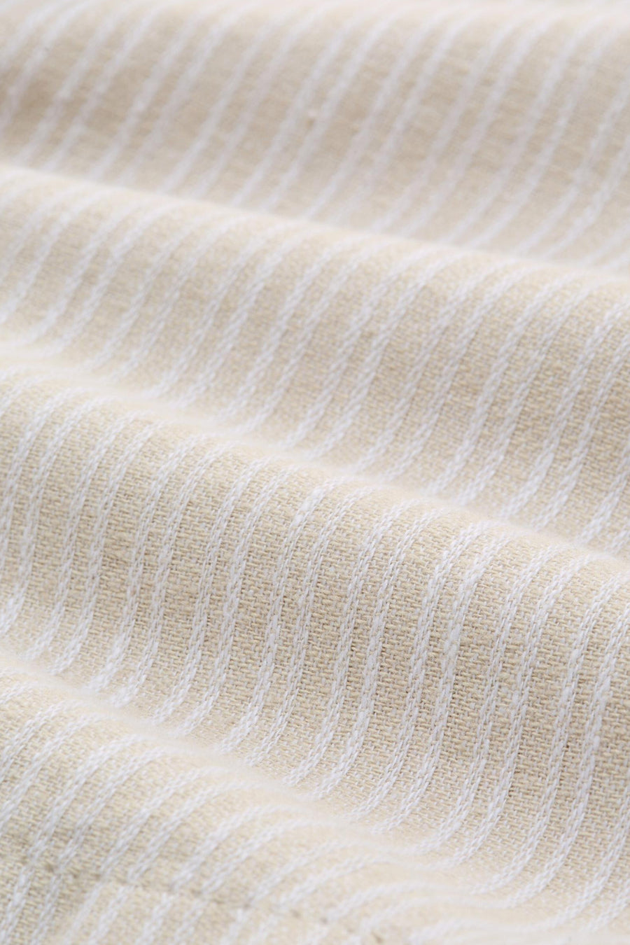 Bermuda beige par Tom Tailor, avec un motif rayé et une texture de tissu froissé.