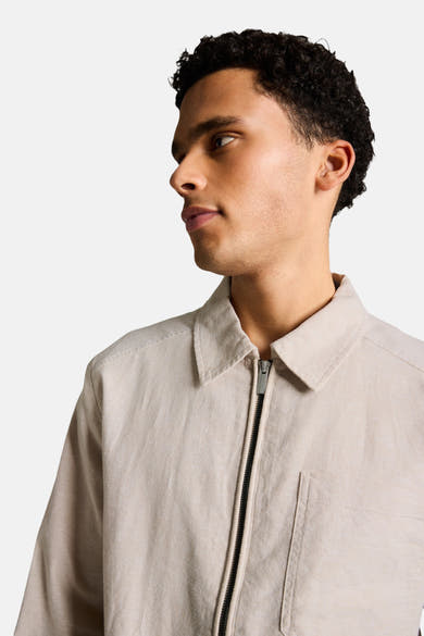Veste beige de Tom Tailor avec fermeture éclair, poche poitrine plaquée et col classique.