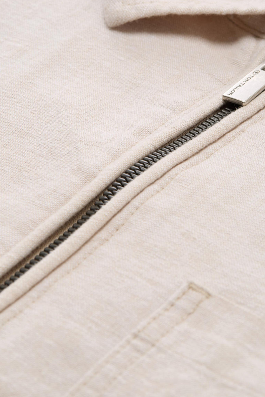 Veste beige de Tom Tailor avec fermeture éclair métallique visible et poche plaquée.