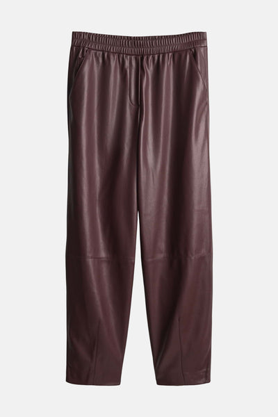 Pantalon bordeaux en similicuir de OPUS, avec une taille élastiquée et coupe droite.