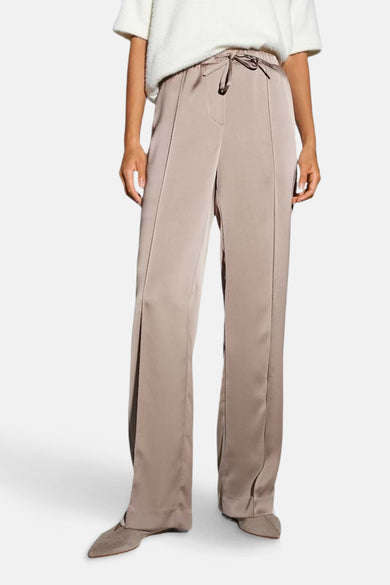Pantalon taupe fluide par OPUS, avec cordon de serrage à la taille et détail de couture verticale.