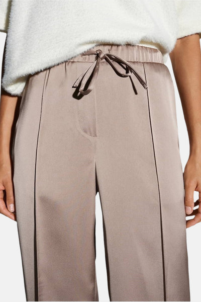 Pantalon taupe de OPUS avec taille élastique à cordon et rayures sur le devant.