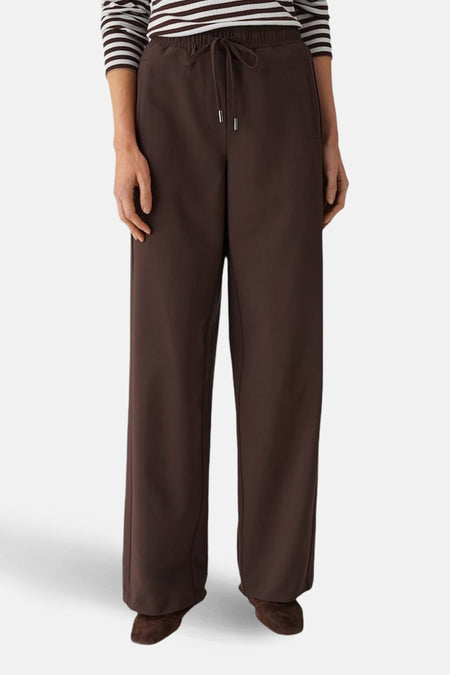 Pantalon de costume brun par OPUS, à jambes larges et cordon de serrage à la taille.