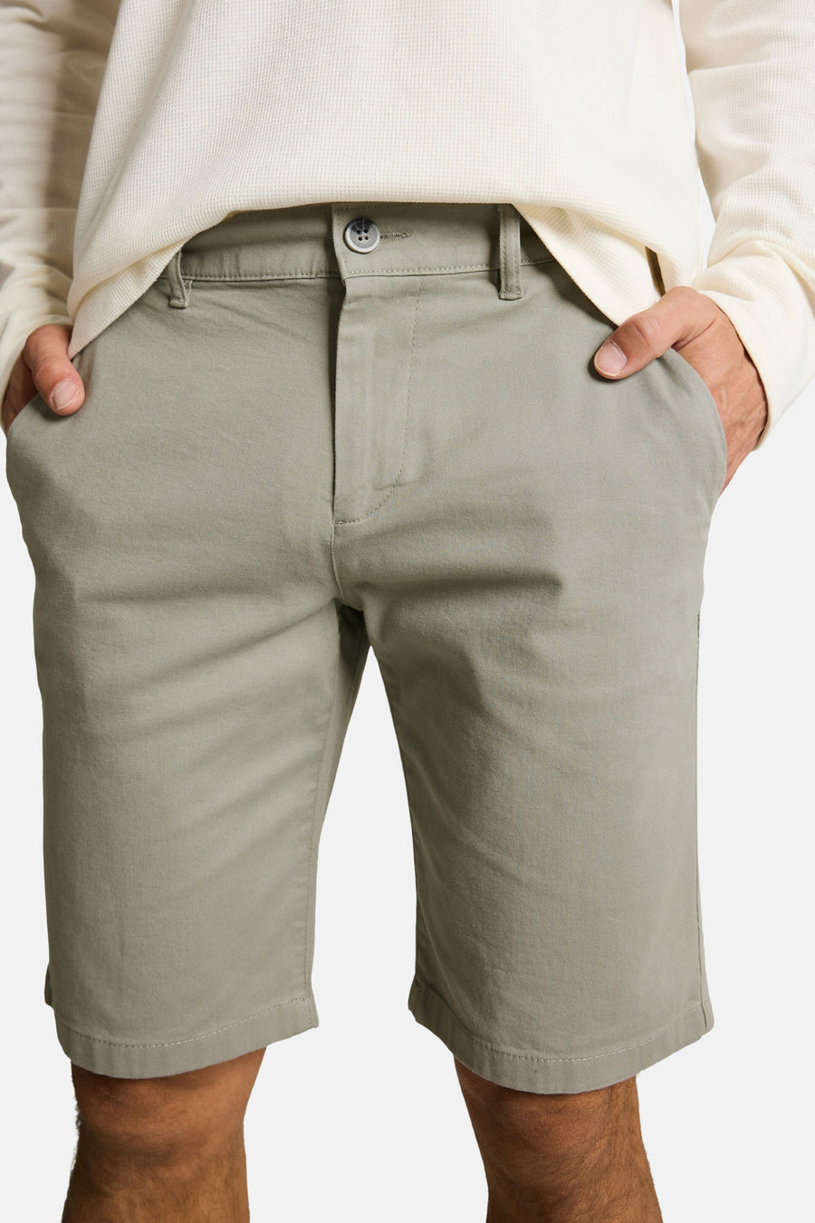 Short vert de Tom Tailor en sergé, avec bouton gris et poches, porté par un homme avec un pull blanc texturé.
