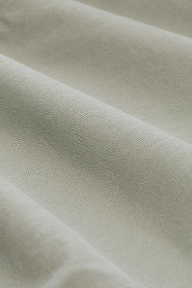 Short vert clair de Tom Tailor, tissu doux à la texture sergée et aux plis délicats.