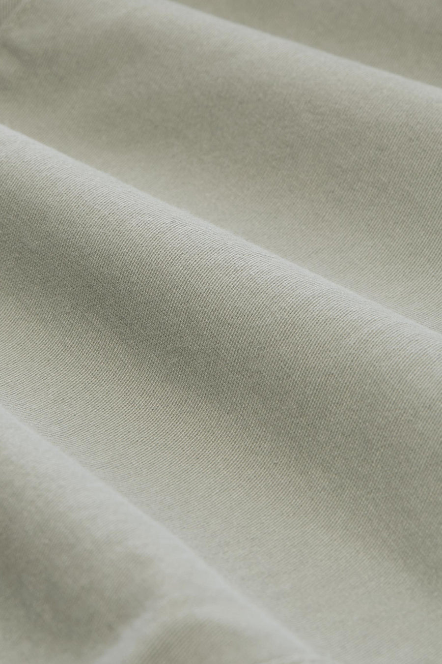 Short vert clair de Tom Tailor, tissu doux à la texture sergée et aux plis délicats.