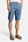 Blauwe bermuda van getextureerde stof van Tom Tailor, paspelzak achter en zwart logopatch.