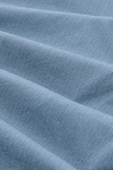 Blauwe bermudashort van getextureerde stof van Tom Tailor, met horizontale plooien over het hele oppervlak.