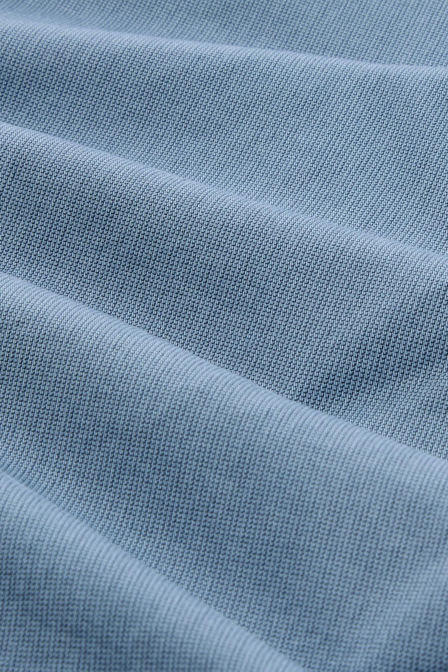 Blauwe bermudashort van getextureerde stof van Tom Tailor, met horizontale plooien over het hele oppervlak.