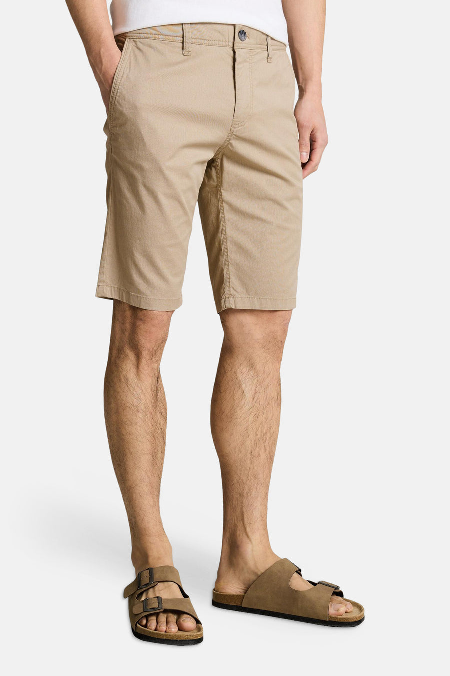 Bermuda beige par Tom Tailor, coupe décontractée, en coton, porté avec des sandales marron.
