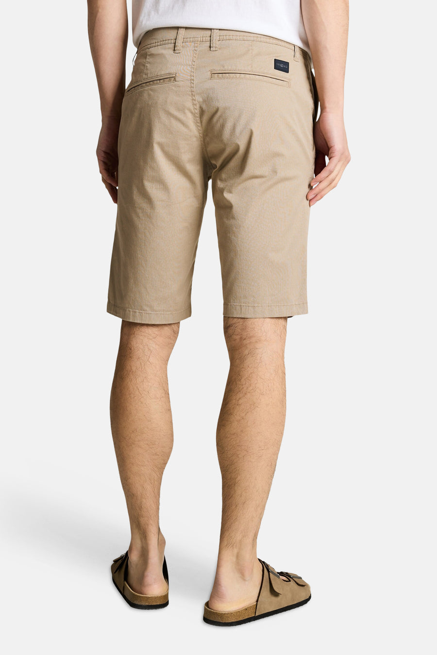 Bermuda beige par Tom Tailor, avec poches arrière passepoilées et portées avec des sandales en cuir.