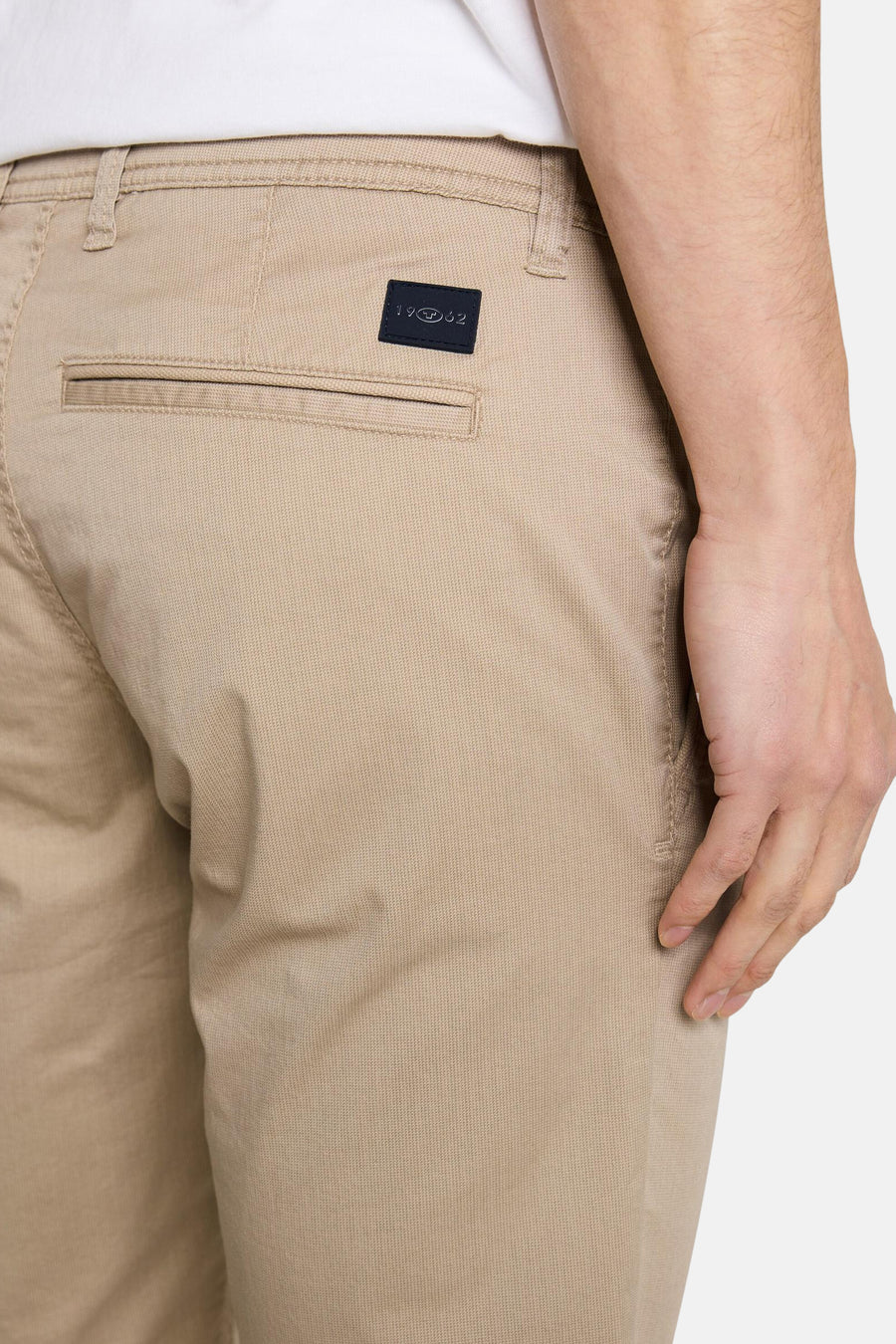 Bermuda beige de Tom Tailor, avec poche arrière passepoilée et étiquette logo.