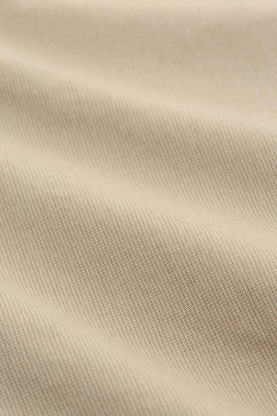 Bermuda beige par Tom Tailor, en tissu texturé avec des plis subtils.
