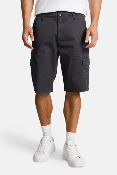 Donkergrijze cargoshort van Tom Tailor, cargozakdetail, gedragen met een marineblauw sweatshirt, bijgesneden zijzicht.