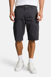 Donkergrijze cargoshort van Tom Tailor, cargozakdetail, gedragen met een marineblauw sweatshirt, bijgesneden zijzicht.