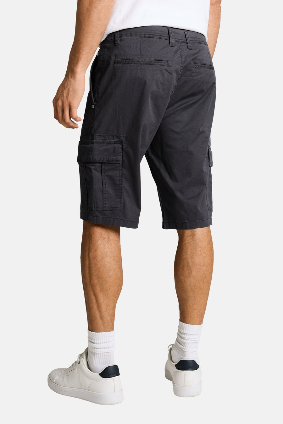 Short bleu marine de Tom Tailor, avec poches cargo et coupe bermuda, porté avec des chaussures de sport blanches et chaussettes blanches, vue de dos.
