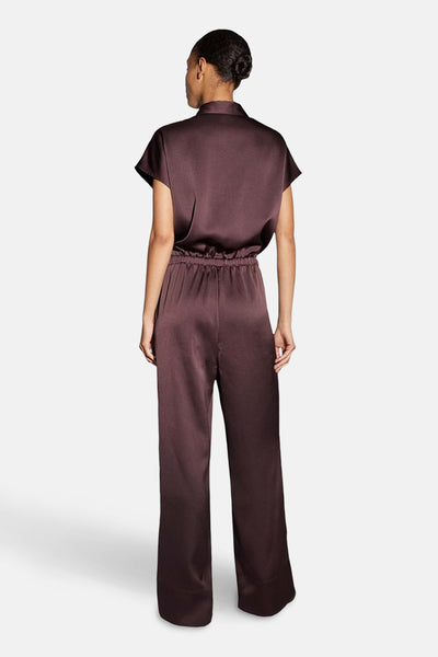Combinaison bordeaux en satin par OPUS, avec taille élastique et jambes larges, vue de dos.
