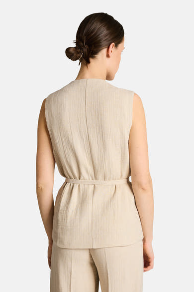 Blazer beige sans manches de Tom Tailor, vue de dos, ceinturé, en tissu texturé, avec un pantalon assorti.