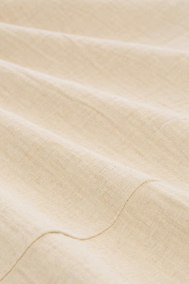 Blazer beige de Tom Tailor avec une texture de tissu naturel et des plis doux.