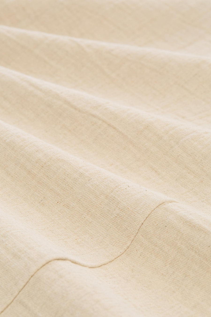 Blazer beige de Tom Tailor avec une texture de tissu naturel et des plis doux.