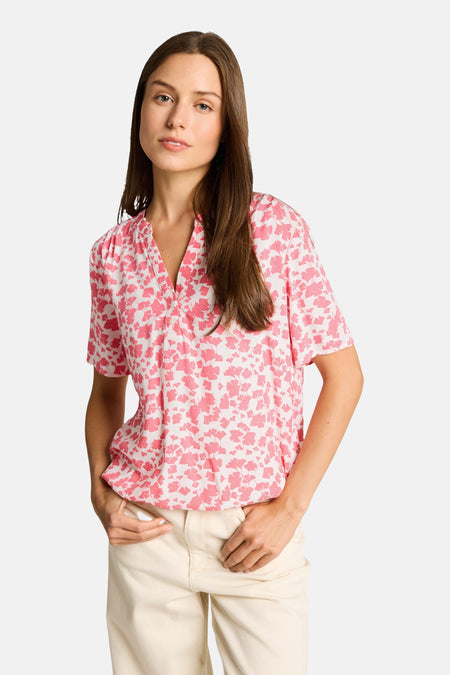 Roze en wit bloemenpatroon blouse met korte mouwen van Tom Tailor, met plooien aan de achterkant, van achteren gedragen.