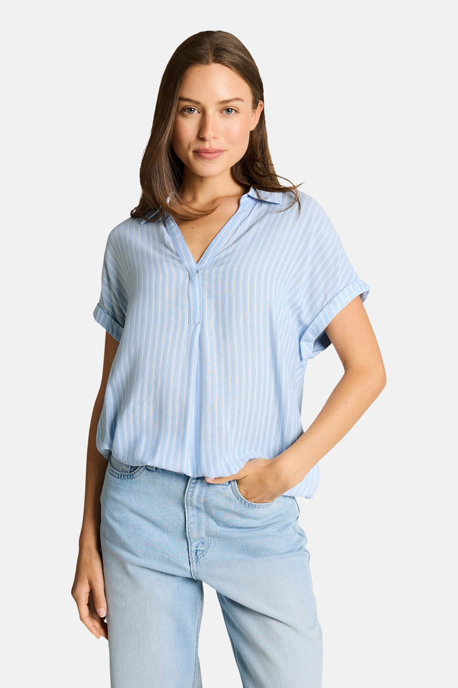 Blouse met korte mouwen in blauw-wit gestreept van Tom Tailor, van achteren gezien, met elastische zoom en opgerolde mouwen.