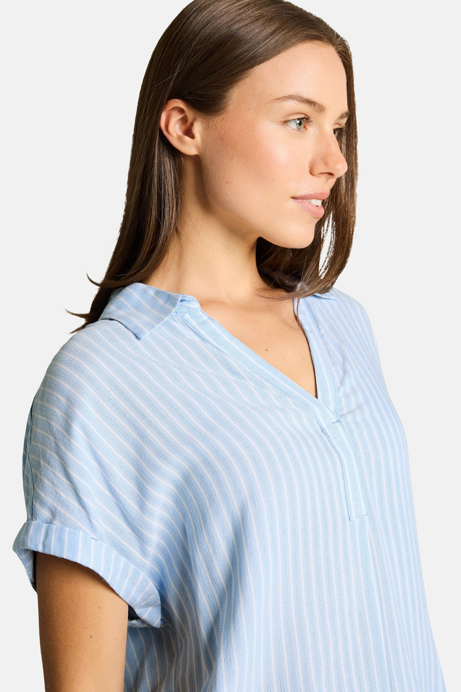Blouse met korte mouwen in blauw-wit gestreept van Tom Tailor, V-hals, opgerolde mouwen, zijzicht.