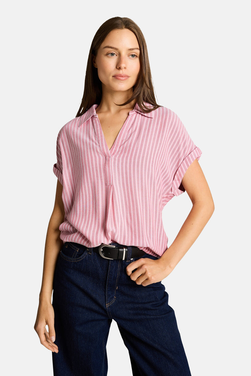 Chemisier rayé rose et blanc à manches courtes de Tom Tailor, porté avec un jean et une ceinture noire.