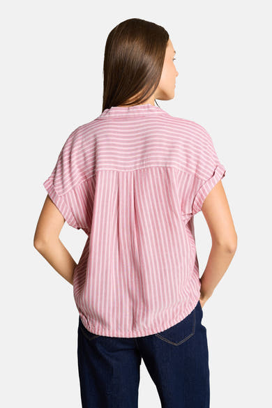 Chemisier rose et blanc à manches courtes de Tom Tailor, vue de dos, avec rayures horizontales sur l'empiècement et verticales sur le corps, porté avec un jean foncé.