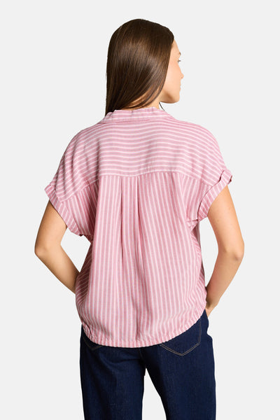Chemisier rose et blanc à manches courtes de Tom Tailor, vue de dos, avec rayures horizontales sur l'empiècement et verticales sur le corps, porté avec un jean foncé.