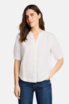 Wit blouse met korte mouwen van Tom Tailor, V-hals, geknoopt, gedragen met een wijde jeans en een beige tas.