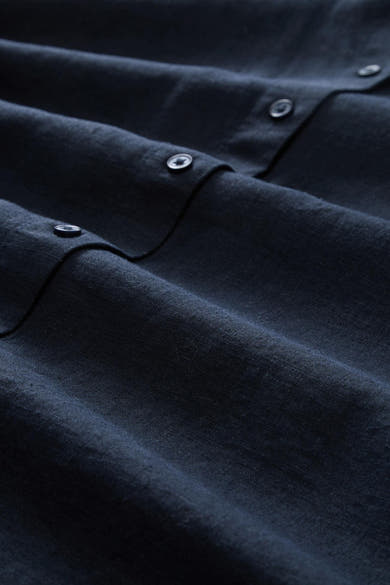 Chemisier bleu marine en lin texturé de Tom Tailor, avec patte de boutonnage et boutons, plié.