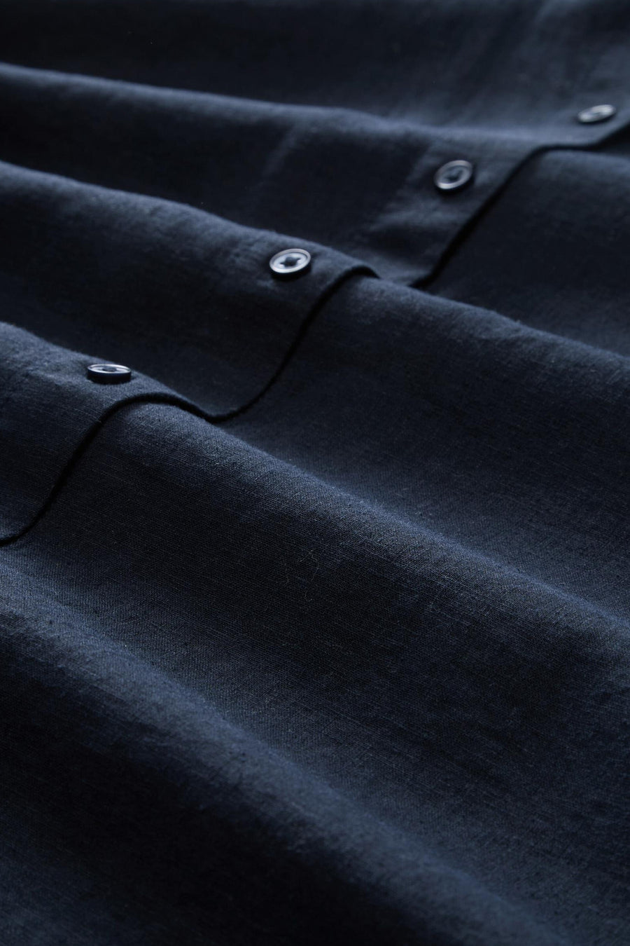 Chemisier bleu marine en lin texturé de Tom Tailor, avec patte de boutonnage et boutons, plié.