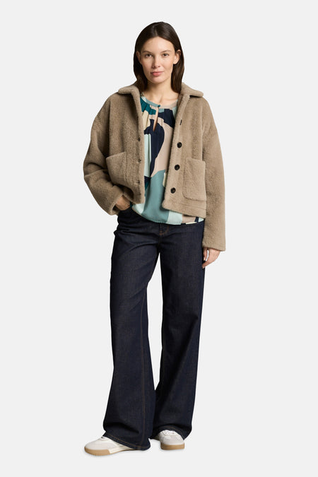 Multikleurig overhemd met korte mouwen van Tom Tailor, geometrisch patroon, gedragen met een donkerblauwe jeans, achtergezicht.