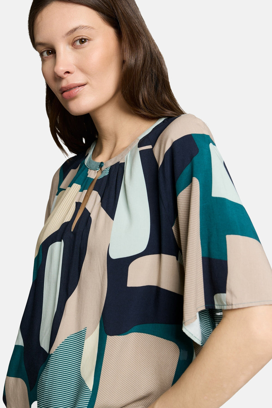 Blouse multicolore de Tom Tailor, à motif géométrique abstrait, avec une encolure dégagée et des manches courtes amples.