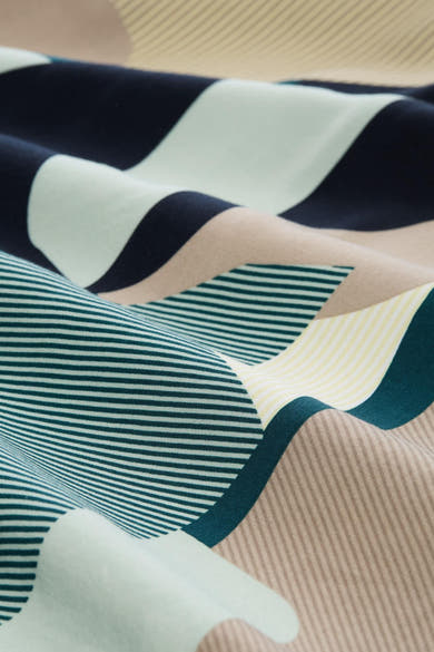Chemisier multicolore à manches courtes de Tom Tailor, avec motif géométrique rayé, tissu plissé.
