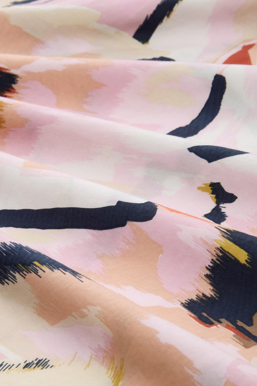 Jupe 3/4 multicolore de Tom Tailor avec un motif abstrait de coups de pinceau roses, beiges, bleu marine, jaunes et oranges sur tissu fluide.