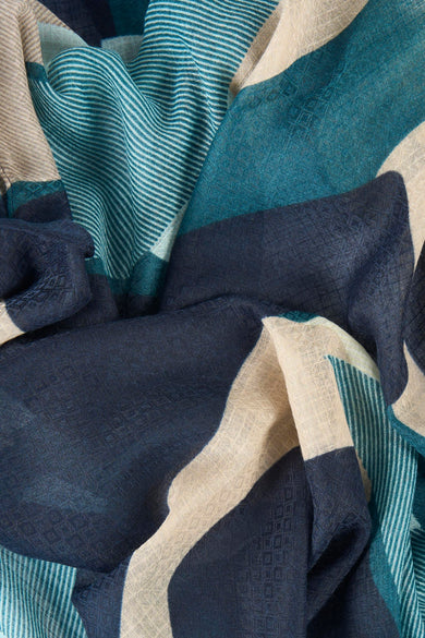Foulard multicolore par Tom Tailor, avec rayures turquoise et motifs géométriques tissés.