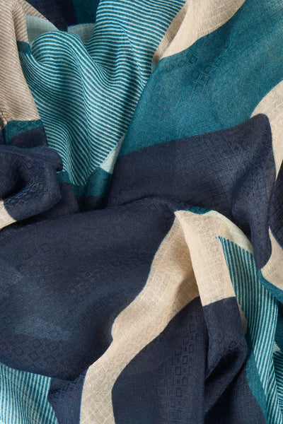 Foulard multicolore par Tom Tailor, avec rayures turquoise et motifs géométriques tissés.