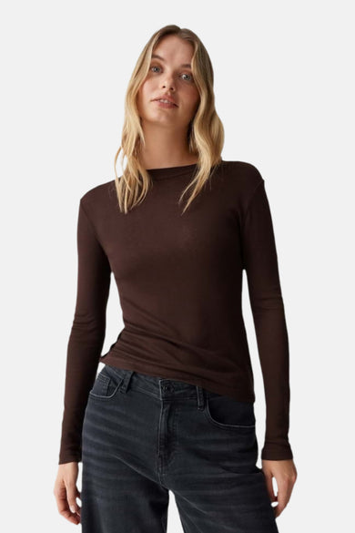 T-shirt à manches longues brun d'OPUS, porté avec un jean délavé noir.
