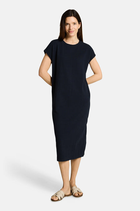 Robe bleu foncé de Tom Tailor, coupe décontractée avec col rond, manches courtes et texture gaufrée.