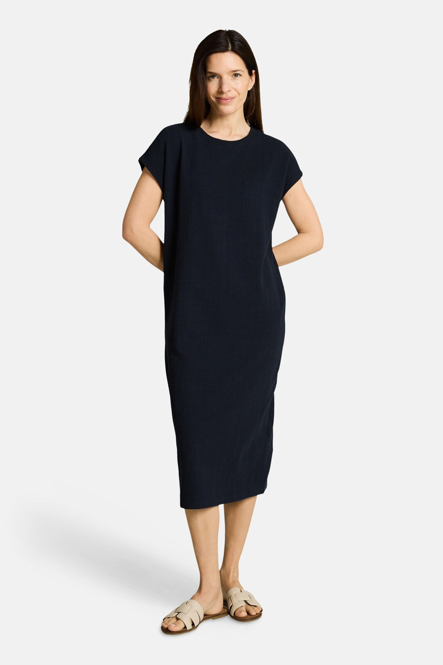 Robe bleu foncé de Tom Tailor, coupe décontractée avec col rond, manches courtes et texture gaufrée.