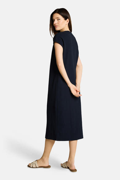 Robe midi bleu marine de Tom Tailor, à manches courtes et texture côtelée, portée de dos avec sandales beiges.