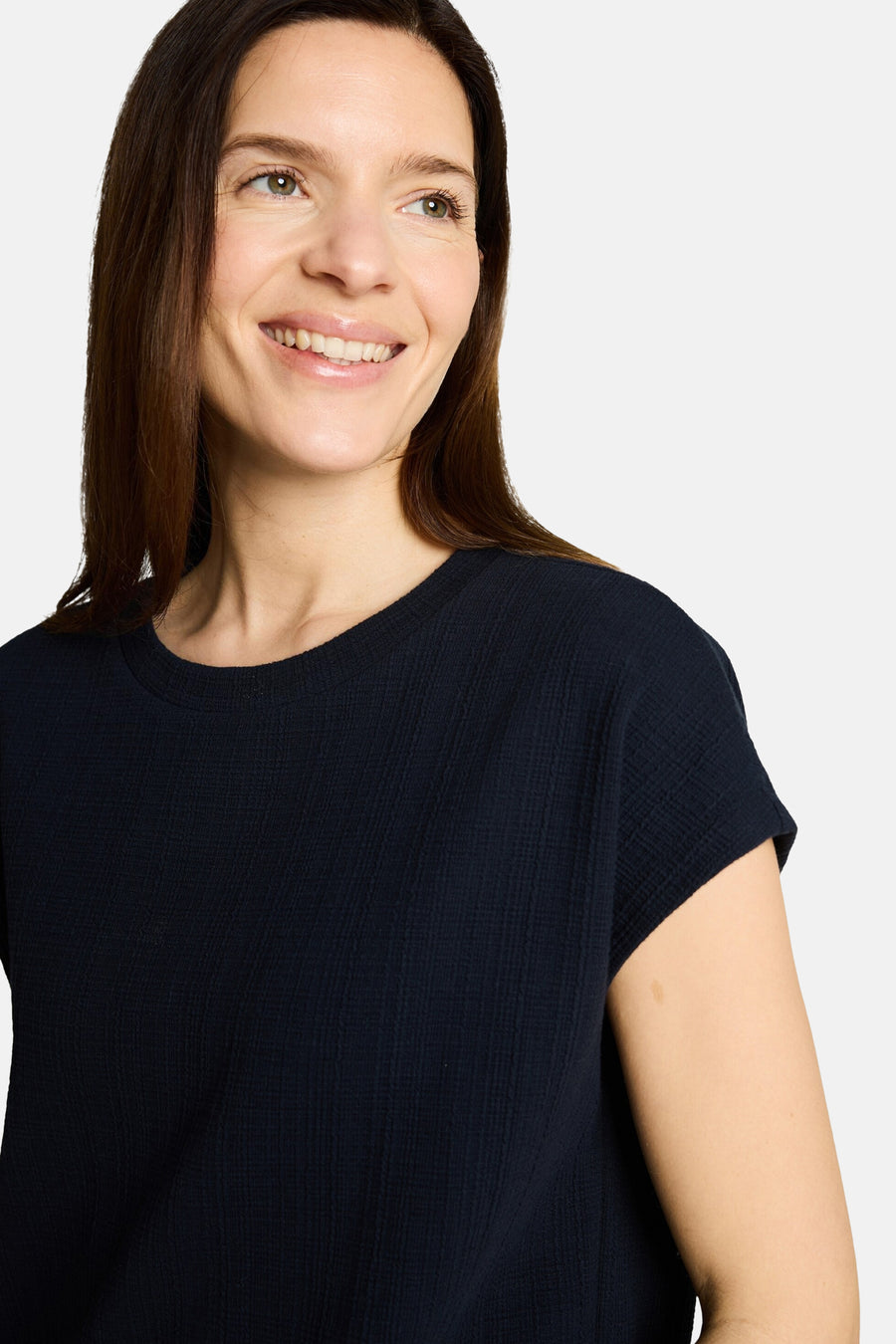 Robe bleu foncé de Tom Tailor à texture froissée, manches courtes et col rond.