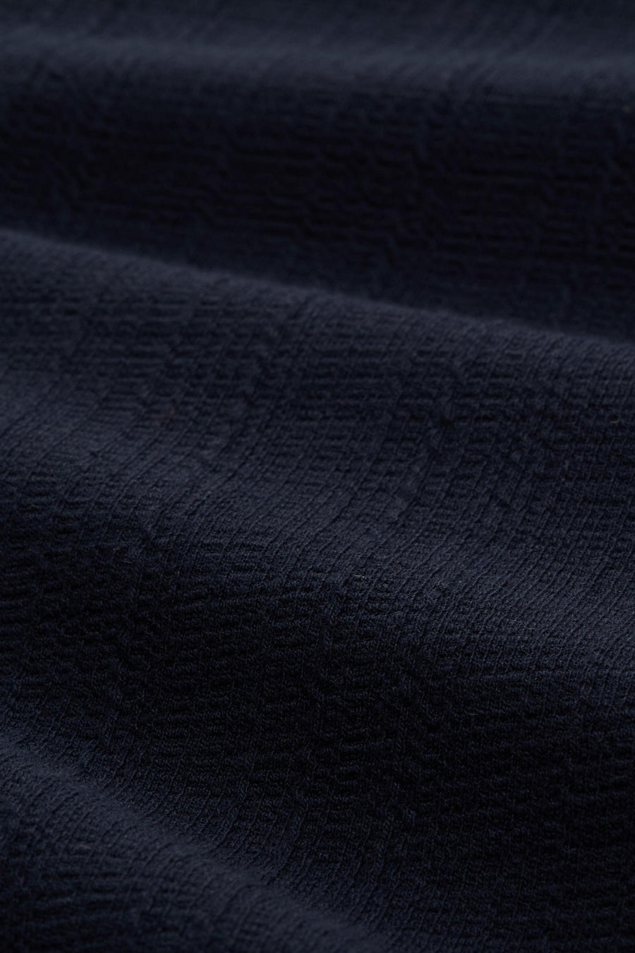 Robe bleue de Tom Tailor en tissu texturé foncé avec des plis subtils.